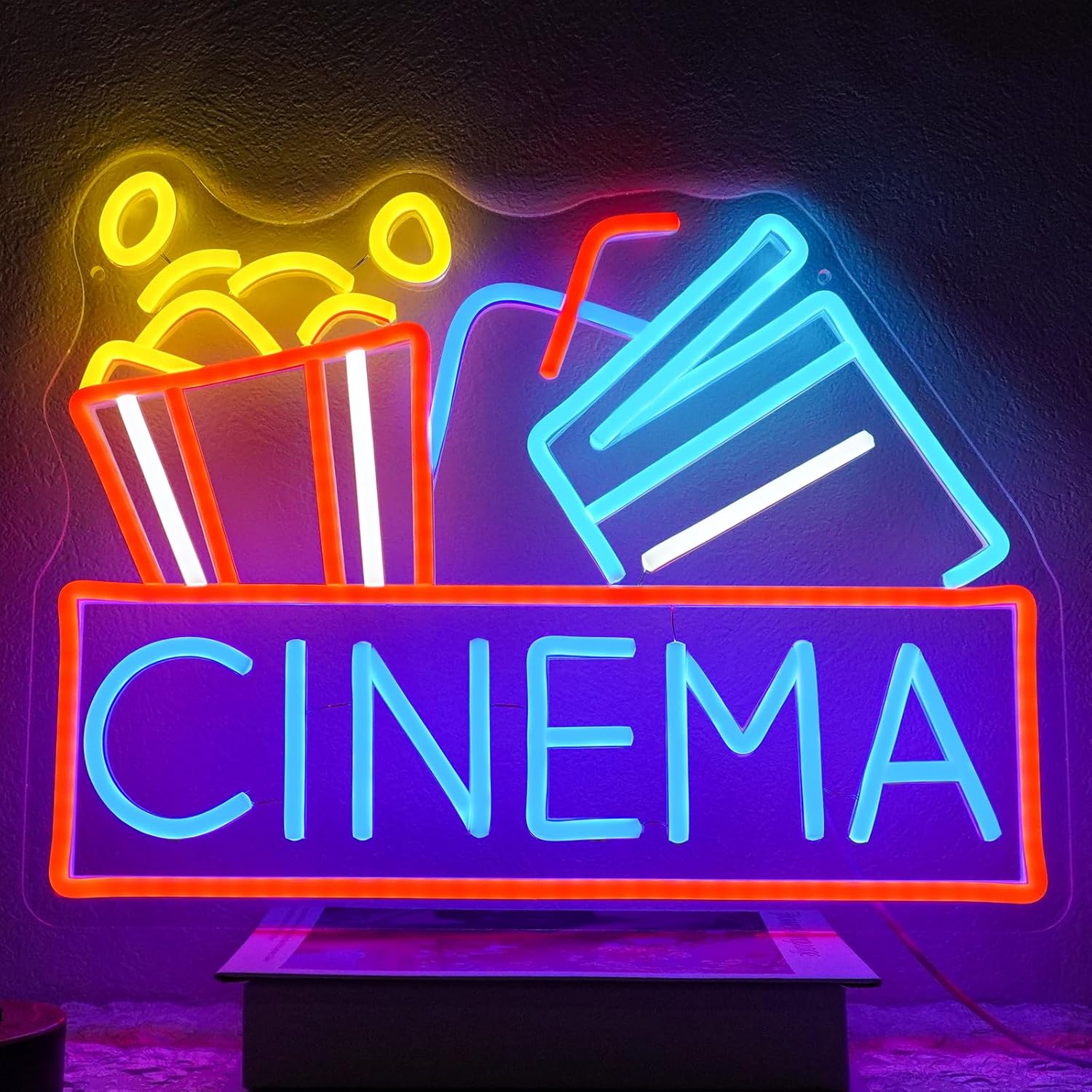 Home Cinema Outdoor - Neonowy szyld kina LED zasilany przez